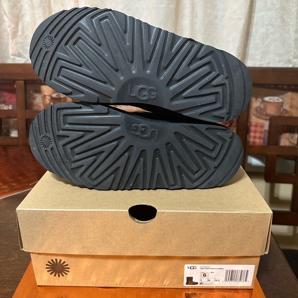 UGGS KIDS' CLASSIC | BLK METALLIC SPARKLE - Picture 4 of 7